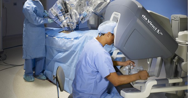 Женщина с раком шейки матки перенесла операцию по удалению опухоли и лимфатических узлов при помощи робота 