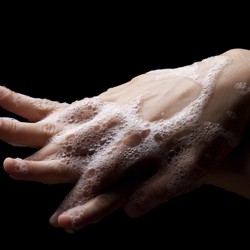 Рука руку моет: простая гигиеническая процедура - один из лучших способов избежать вирусных заболеваний